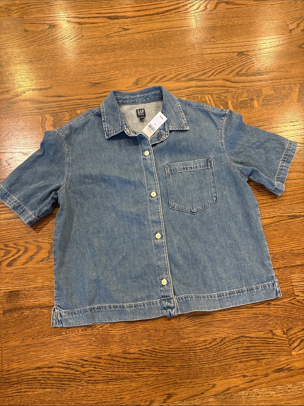 GAP NWT BOXY Short-Sleeve Denim Button-Up Shirt in Blue, small